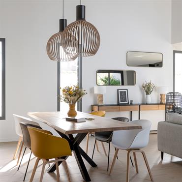 Aménagement et décoration d’une maison d’architecte
Fusion radicale d’une bâtisse ancienne intégralement modernisée et d’une extension de pleins pieds totalement neuve, ... Domozoom