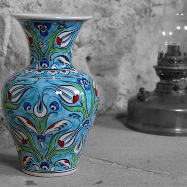 Ambiance exotique avec le vase turquoise Derya par KaravaneSerail. Céramique de haute qualité décorée de tulipes ottomanes.  Domozoom