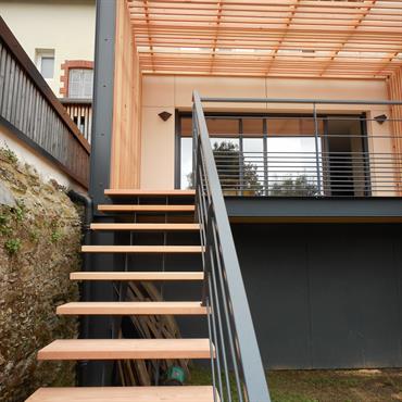 Extension d'habitation avec une terrasse bois faisant office de claustra...  Domozoom
