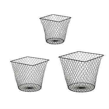Set de 3 paniers carrés et ajourés noirs. Ces paniers en fer seront parfaits pour ranger des petits objets, des livres ou être utilisés comme cache-pots.Couleur : noirHauteur en cm ...
