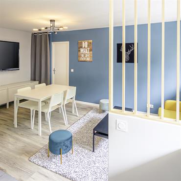 L'appartement parisien, méticuleusement rénové par l'architecte d'intérieur Olivier Julien, est un chef-d'œuvre d'optimisation d'espace et d'élégance. Julien a redéfini l'intérieur, ... Domozoom