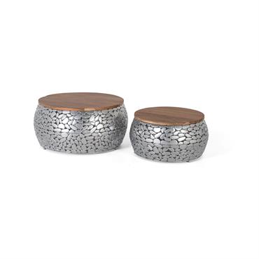 Lot de 2 tables basses offre un mariage élégant entre le bois de manguier naturel et l'aluminium, apportant une touche organique et contemporaine à votre espace. Les nœuds et les ...