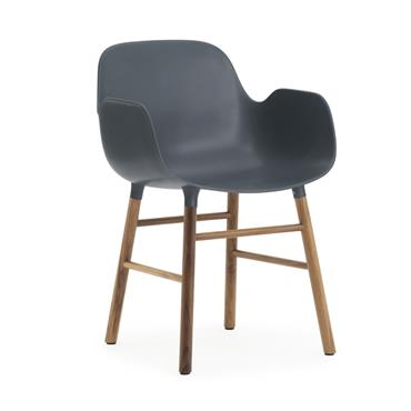 Chaise avec accoudoirs en noyer naturel et pp bleu Form - Normann Copenhagen
