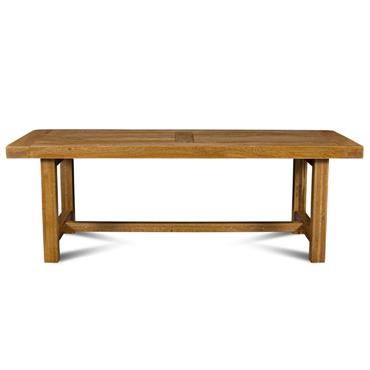 La table rectangulaire extensible de la collection La Bresse, en bois massif, s'adapte aux intérieurs rustiques et traditionnels ainsi qu'aux ambiances actuelles contrastant harmonieusement avec des matières tel que le ...