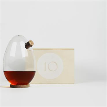 La Designerbox #10 : ‘EGG', la carafe à alcool imaginée par Sebastian Bergne pour Designerbox. Disponible ici : http://bit.ly/1fAVEvl
  Domozoom