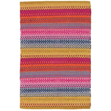 Tapis coloré en coton teint en fil avec métier à tisser manuel. La combinaison de couleurs rappelle les vêtements typiques de l'Afrique centrale. Le Sénégal est un meuble qui donne ...