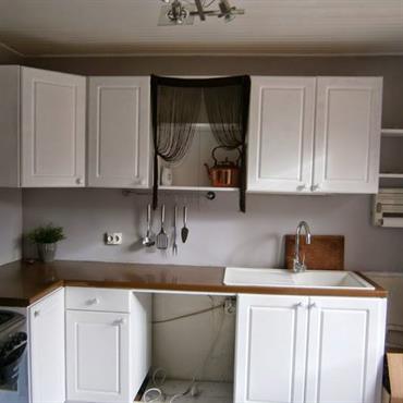 Chez un jeune couple, une cuisine de près de 8m² partiellement aménagée où il manque des rangements et surtout une ... Domozoom