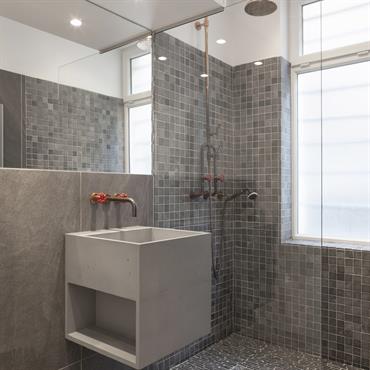 Projet de salle de bain, Vasque Cube en Beton Lege® de 480x480x480 en finition minérale lisse, teinte 506 – Gris ... Domozoom