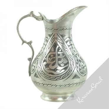 Plateaux, tasses, coupelles, carafes... en cuire engravé de manière artisanale suivant la tradition orientale ottomane.  Domozoom