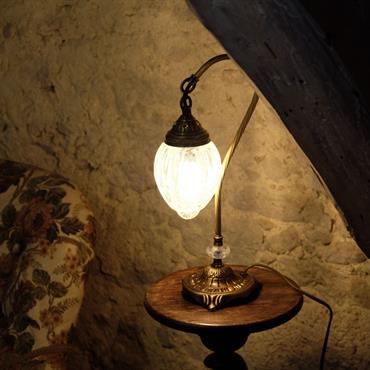 La lampe de chevet Ishara présente un design oriental avec un pied en col de cygne et globe en verre ... Domozoom