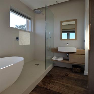 Le béton décoratif permet de créer de belles surfaces lisses et sans raccords dans une salle de bain. Grâce à ... Domozoom