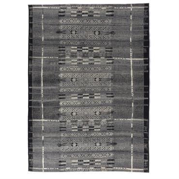 Ce beau tapis tissé se montre dans des motifs abstraits asymétriques. Les diamants et les dentelures sont disposés de façon sauvage et libre et se combinent en différentes tailles pour ...