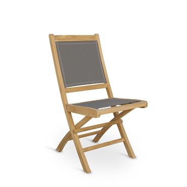 Chaise de la collection JARDIN, créée spécifiquement pour l’extérieur. Fabriquée en bois de teck massif et tissu gris.  Pliante, parfaite pour la garder une fois la saison terminée. Mesures ...