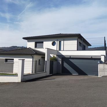 Etude & conception d'une villa semi-contemporaine dans les monts du Lyonnais  Domozoom