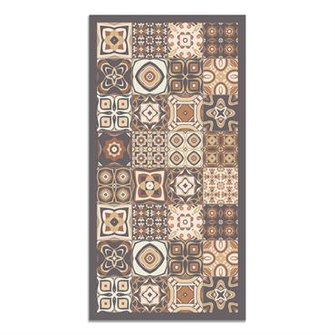 Donnez une touche d'élégance et de modernité à vos espaces avec le tapis en vinyle ''Baldosa Hidráulica''. Avec un design attrayant dans des tons de bleu, gris, orange, multicolore et ...