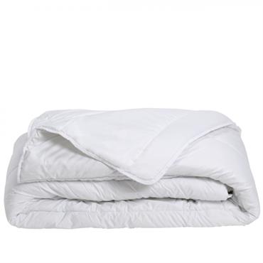 La couette Anti-acariens Printemps Été de Bleu Câlin- Couette légère enveloppe microfibre- Traitement testé dermatologiquement, sans danger pour l'homme et l'environnement- Fabrication française- Lavage en machine (40°)La couette légère qui ...