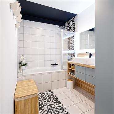 Rénovation d’une salle d’eau à Lyon. 
Carreaux : Diffusion Céramique
Patères : Umage
Appareillages Sanitaires : Roca 
Finitions d’Agencement : Egger   Domozoom