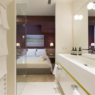Dans un esprit suite d’hôtel, il est tentant d’installer sa salle de bains dans sa chambre. Un côté cocooning, isolé ... Domozoom