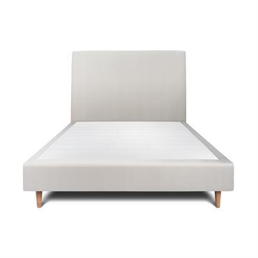 Le lit avec tete de lit tapissier et sommier tapissier est moderne avec son large choix de tissus et de coloris. Il est robuste et durable grâce à sa structure ...