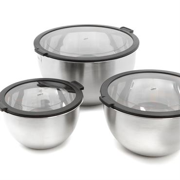 Utilisable de diverses manières, ce lot se compose de trois saladiers de différentes tailles en acier inoxydable. Chacun dispose de son propre couvercle en plastique de grande qualité qui assure ...