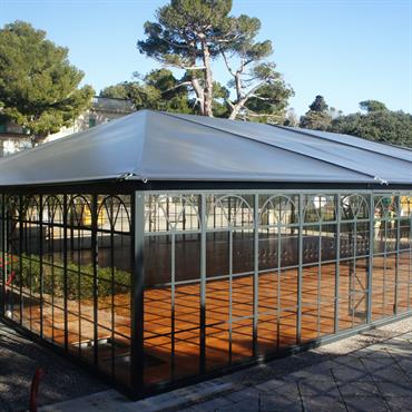 L'ORANGERAIE simple  toit  ABRI AND CO  offre un espace intérieur spacieux et lumineux. 

L'ORANGERAIE se distingue par ... Domozoom