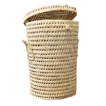 Panière à linge ronde palmier. Apportez une touche naturelle et pratique à votre salle de bain ou buanderie avec cette panière à linge ronde en osier, décorée de motifs palmier. ...