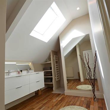 Agencement et aménagement d'une salle d'eau mansardée sous les toits. 