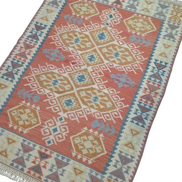 Ce tapis kilim est décoré de motifs ethniques et de belles couleurs pastel à dominante rouge.  Domozoom