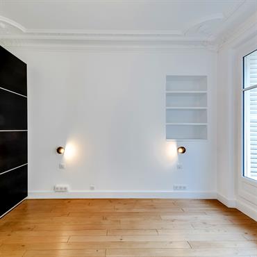 Dans ce grand appartement parisien, l'objectif de Ré-novateurs était de rénover entièrement l'intérieur tout en conservant le style résolument haussmannien ... Domozoom
