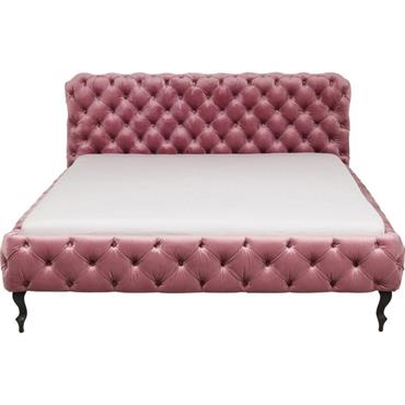 Ce lit s'inscrit dans une esthétique baroque avec ses pieds incurvés et son cadre de lit en velours capitonné. Il transforme votre chambre en un palace pour un sommeil royal. ...