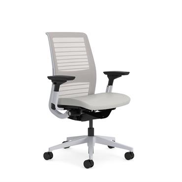 La chaise Steelcase Think Glow-Up offre un confort personnalisable, des réglages intuitifs et un design durable, favorisant la productivité et le bien-être. 