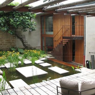 Créer un bassin d’agrément dans le jardin apporte un véritable effet relaxant. La vue de l’eau apaise et détend et ... Domozoom