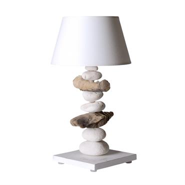 Lampe de chevet ESPRIT DE LAGON en bois flotté et galets, a le design et les dimensions idéales pour être installée dans une chambre d'inspiration bord de mer. Peu encombrante ...