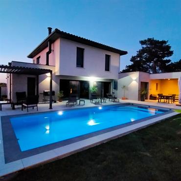 Ambiance lumineuse sur espace piscine 