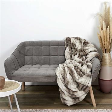 Profitez d'une pause cocooning une fois confortablement enveloppé dans ce plaid ultra doux XXL.FICHE TECHNIQUE- Plaid.- Effet : imitation fourrure.- Couleur : Marron- Matière : Polyester.- Détails : Intérieur ultradoux.CARACTERISTIQUES ...