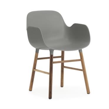 Chaise avec accoudoirs en noyer naturel et pp gris Form - Normann Copenhagen