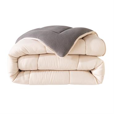 Enveloppez-vous de douceur avec cette couette très chaude 240x220 beige crème en polyester. Bicolore, bi-matière : une couette ultradouce et ultra chaude ! Découvrez la couette double face microfibre/polaireUne couette bien ...