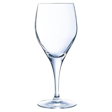 Les verres de la collection Sensation Exalt prêtent leur brillance et leur ligne anguleuse à vos tables contemporaines. Vos clients apprécient les bords fins et la jambe étirée de ces ...