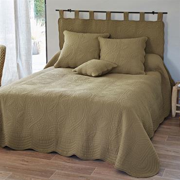 Embellissez votre lit avec ce boutis 230x250 beige ficelle en coton. Ce boutis affiche un très beau piquage de confection traditionnelle2 épaisseurs de tissu piquées et garnies de coton pour ...