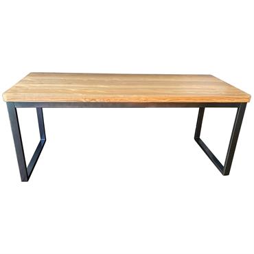 La Table de repas Nevada : parfaite pour tous vos espaces Cette table à manger au design industriel élégant se marie avec tous les styles de chaises, qu'elles soient en ...
