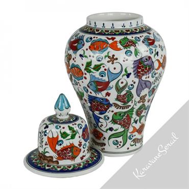 Les jarres en céramiques ottomanes de style Iznik sont réalisées de manière traditionnelle et décorées de motifs fleuris, géométriques...  Domozoom