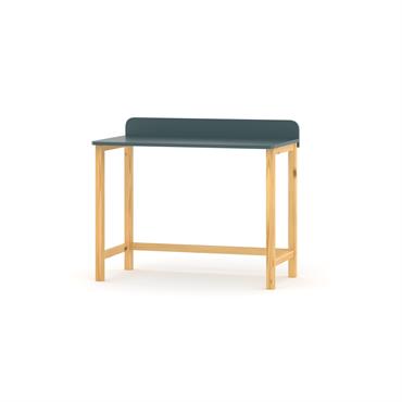 Clara Natural est un bureau scandinave minimaliste pour une chambre d'enfant ou d'adolescent, qui offrira un endroit confortable pour étudier. Il est doté d'un plateau pratique en panneau stratifié de ...
