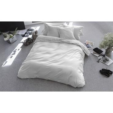 Habillez votre lit douce et élégante avec cette houssse de couette GUY LAROCHE.100% coton200 filsToucher doux et éléganteCouleurs, anthratice, bleu marine, blanc, créme, gris, mauve, pétrole et théMème tissu face ...