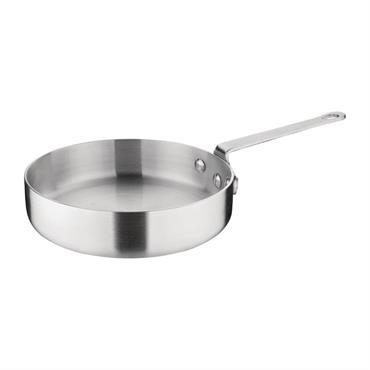 Produit à usages professionnels et particuliers. Sauteuse professionnelle en aluminium de diamètre 200mm, idéale pour cuire et faire revenir tous vos aliments Capacité: 1,6 L Dimensions: 46(H) x 200(Ø) mm ...