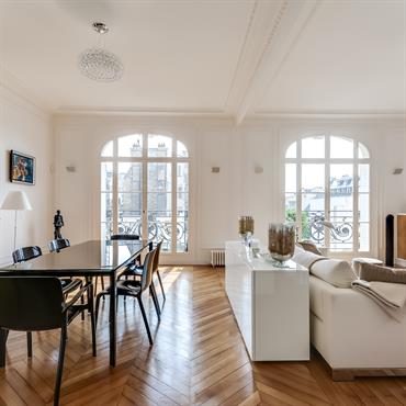 Rénovation d'un appartement haussmannien de 137m². Si la disposition des pièces de l’appartement a été conservée, un travail en profondeur ... Domozoom