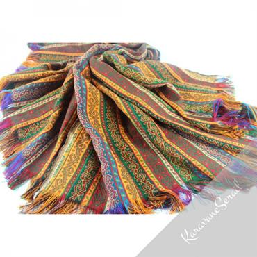 Tissus orientaux décorés de motifs orientaux inspirés des kilims. Utilisables comme couverture de lit, nappe, tenture...  Domozoom