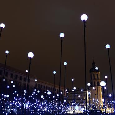 La fête des Lumières rend grâce chaque année à la magnifique ville de Lyon et à ses façades ouvragées. Longtemps ... Domozoom