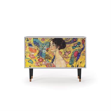 Ce buffet a un fort caractère. Épuré, sans poignées, ses quatre portes homogènes s'ouvrent d'une simple pression. Sa surface absolument lisse donne à ce design contemporain un charme intemporel. Dimensions ...
