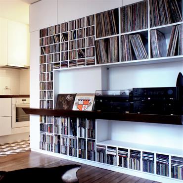 Rénovation d'un appartement pour un musicien, création d'un grand meuble/cloison  sur mesure, intégrant les fonctions meuble HIFI/dressing/séparation salon-chambre/rangements cuisine ... Domozoom