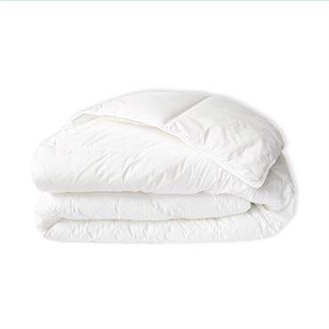 Cette couette est eco-responsable : son enveloppe est en coton issu de l'agriculture biologique. Son garnissage en fibre recyclée est issu du recyclage des bouteilles en plastique. Enfin, son packaging ...